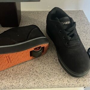 Heely’s boys size 2